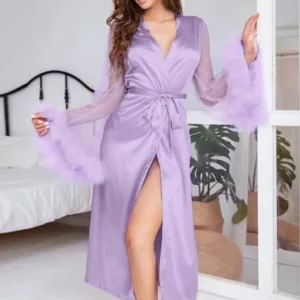 Peignoir En Satin Et Manches À Plumes